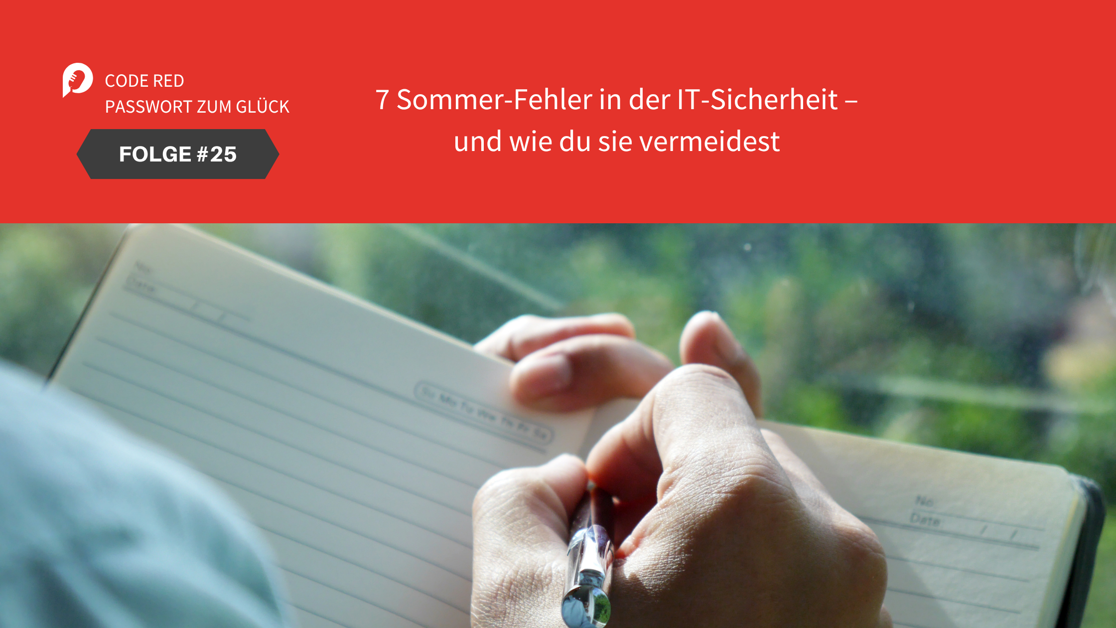 Person arbeitet am Laptop auf Terrasse im Sommer – Symbolbild für IT-Sicherheit in der Urlaubszeit