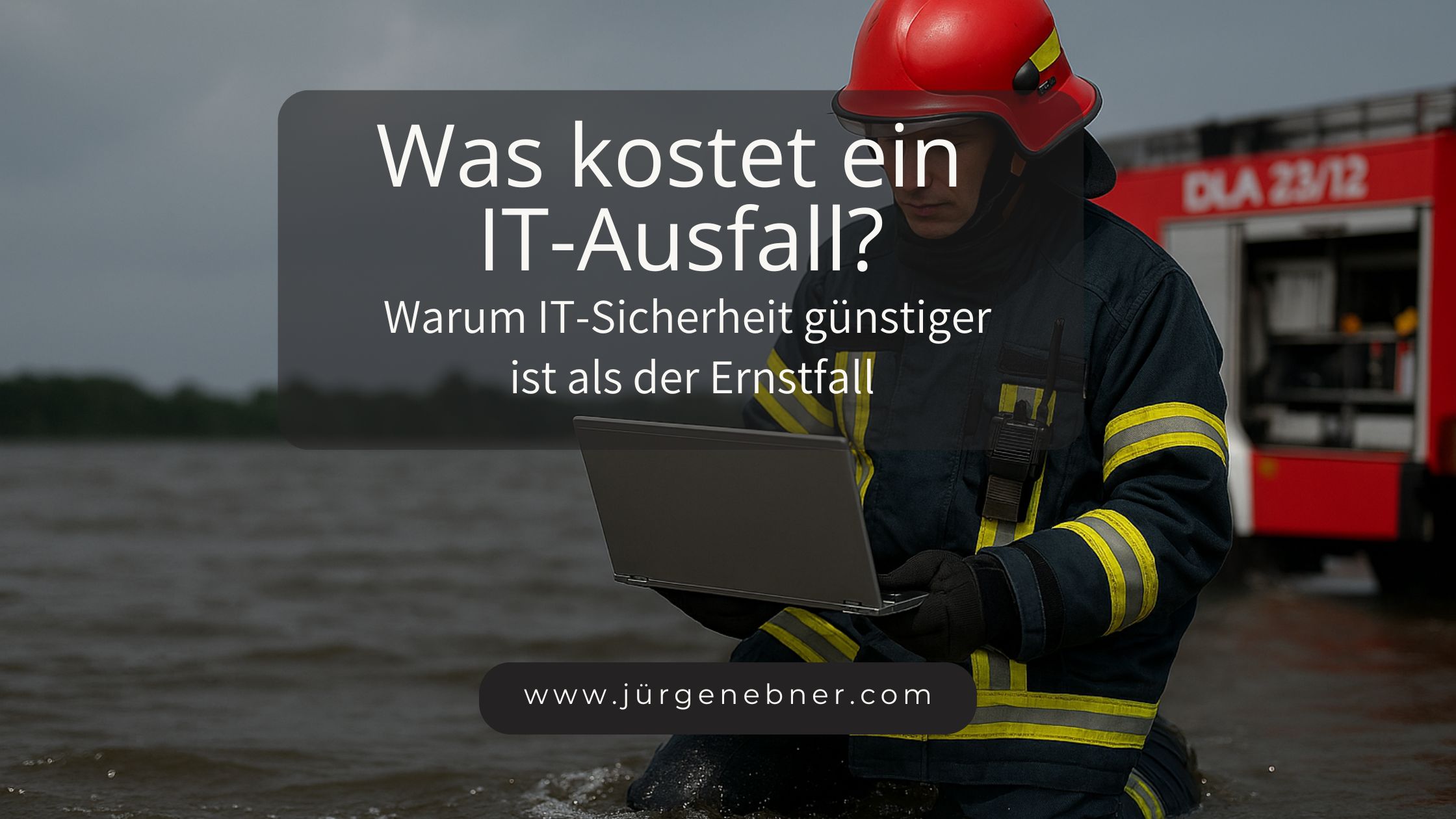 Feuerwehrmann mit Laptop im Serverraum als Symbol für IT-Notfall