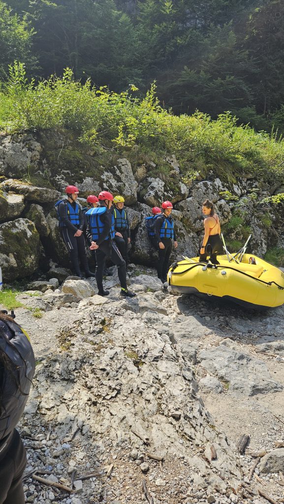 eilnehmer des MSP Rafting 2025 beim Einstieg in die Salza in Palfau.