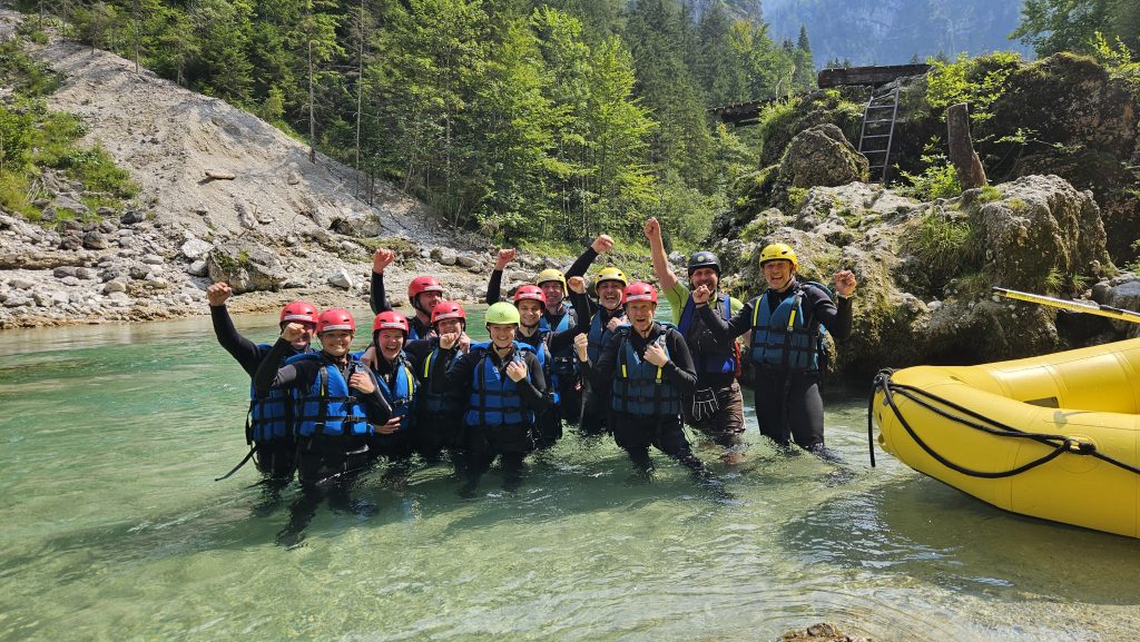 Gruppenfoto der MSP DACH Community beim MSP Rafting 2025 an der Salza.