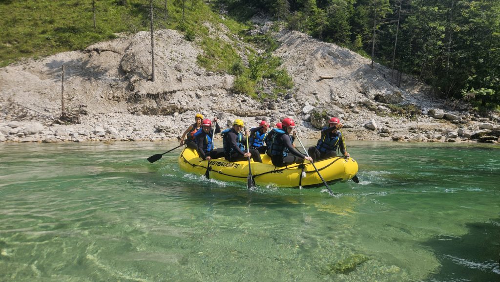 MSP DACH Gruppe im gelben Rafting-Boot auf der Salza in Palfau.