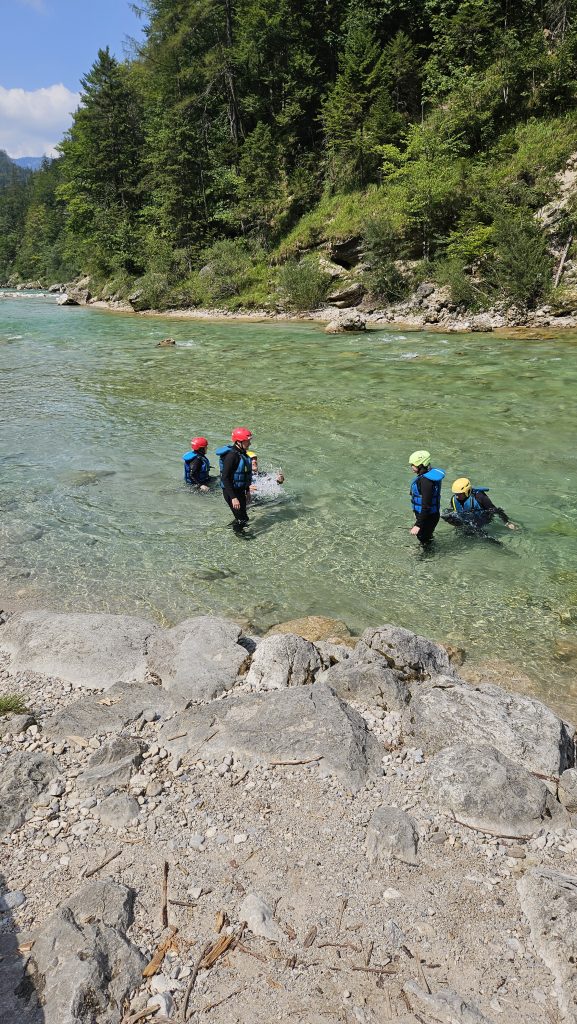 Teilnehmer des MSP Rafting 2025 bei der Schwimmüberprüfung in der Salza.