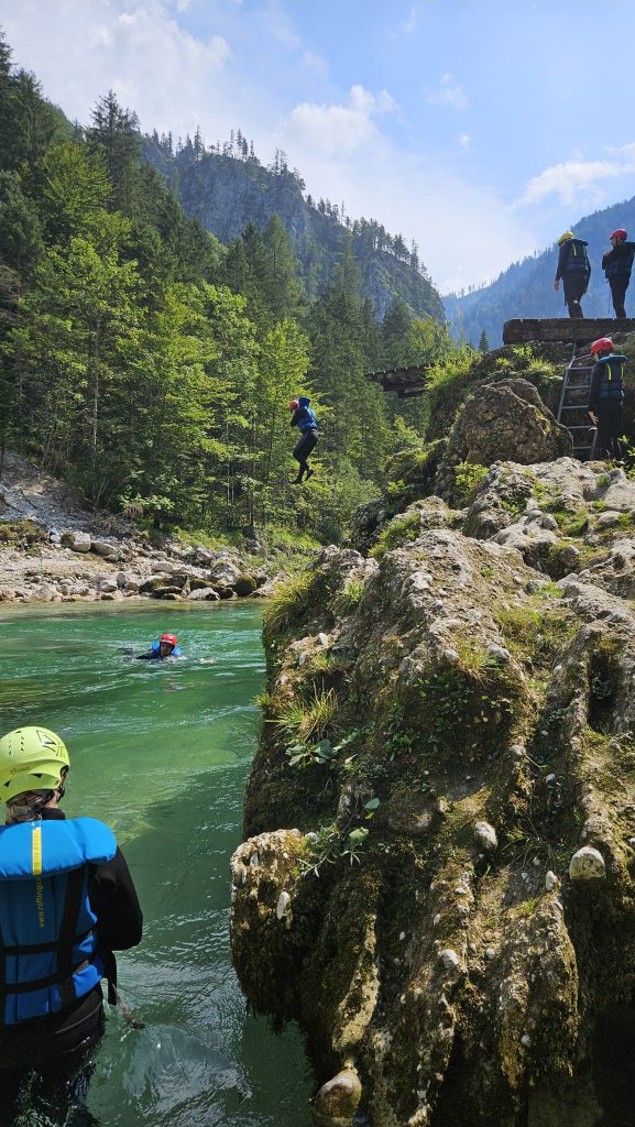 Teilnehmer springt von einem Felsen in die Salza beim MSP Rafting 2025.