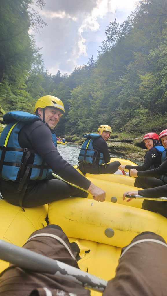 Gruppenfoto der MSP DACH Community beim MSP Rafting 2025 an der Salza.